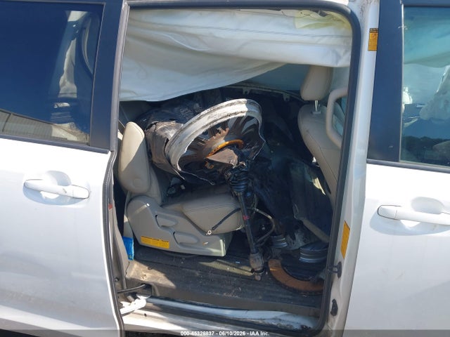 5TDYK3DC4ES454419 Toyota Sienna Xle V6 8 Passenger