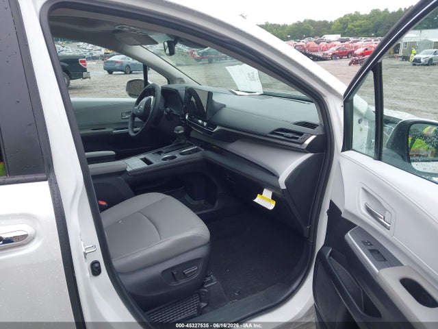 Toyota SIENNA XLE 2026 5TDYRKEC0TS293276 Image 5