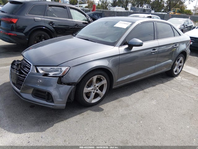 Audi A3 40 Premium/40 Titanium Premium 2019 WAUAUGFF5K1010935 Image 2