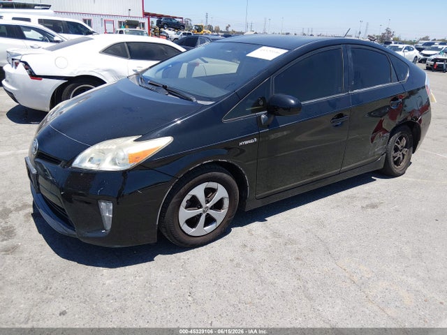 Toyota Prius Three 2014 JTDKN3DU7E0382186 Image 2