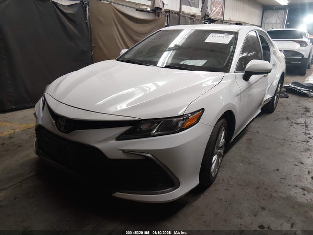 Toyota CAMRY LE 2022 4T1C11AK2NU712912 Image 2