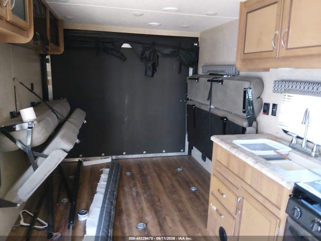 Forest River Catalina 2018 5ZT2CARB6JU030347 Image 8