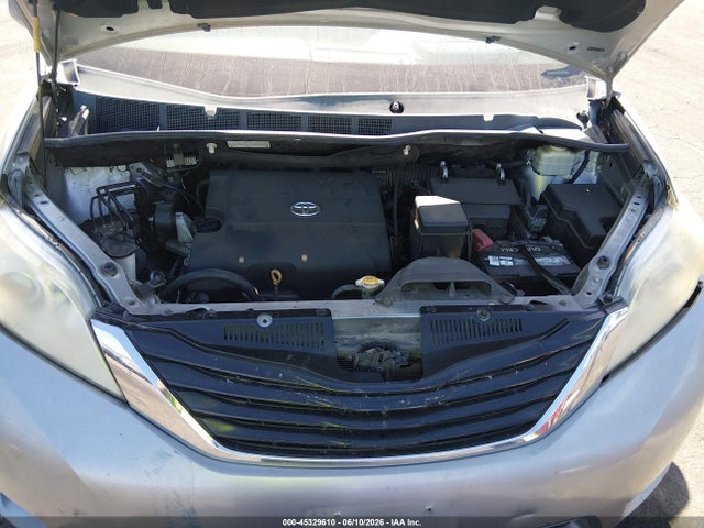 5TDXK3DC6FS657647 Toyota Sienna Se 8 Passenger