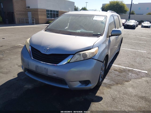 5TDXK3DC6FS657647 Toyota Sienna Se 8 Passenger
