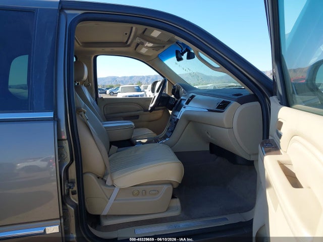 45329659 :رقم المزاد ، 1GYS4BEF9BR207551 vin ، 2011 Cadillac Escalade Luxury مزاد بيع