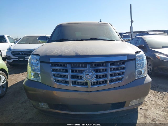 45329659 :رقم المزاد ، 1GYS4BEF9BR207551 vin ، 2011 Cadillac Escalade Luxury مزاد بيع