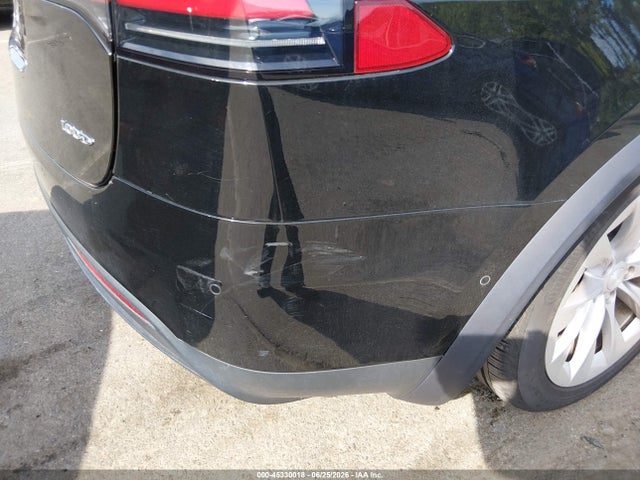 45330018 :رقم المزاد ، 5YJXCDE28JF139688 vin ، 2018 Tesla Model X مزاد بيع