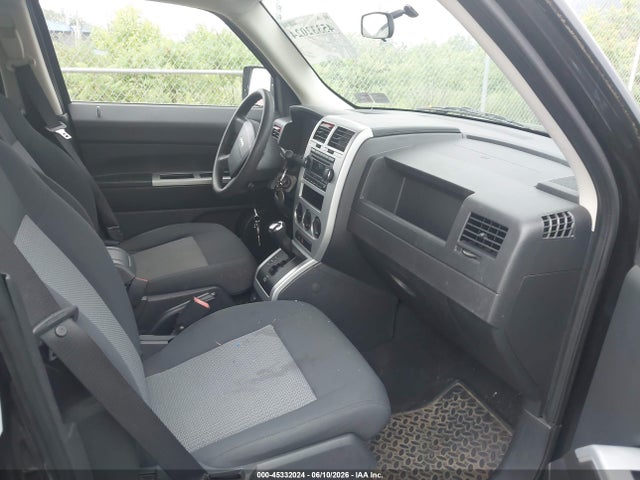 45332024 :رقم المزاد ، 1J8FF28W88D517475 vin ، 2008 Jeep Patriot Sport مزاد بيع