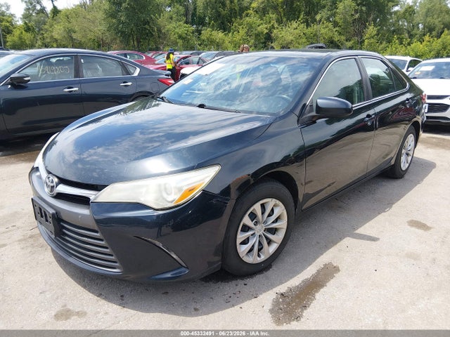45332491 :رقم المزاد ، 4T4BF1FK9FR453414 vin ، 2015 Toyota Camry Le مزاد بيع