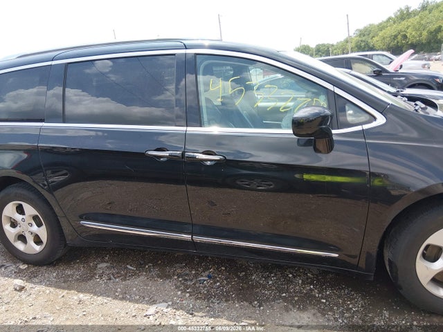45332755 :رقم المزاد ، 2C4RC1EG4HR778510 vin ، 2017 Chrysler Pacifica Touring-l Plus مزاد بيع