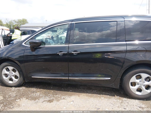 45332755 :رقم المزاد ، 2C4RC1EG4HR778510 vin ، 2017 Chrysler Pacifica Touring-l Plus مزاد بيع