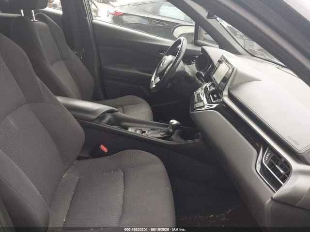 NMTKHMBXXJR025908 Toyota C-hr Xle Premium