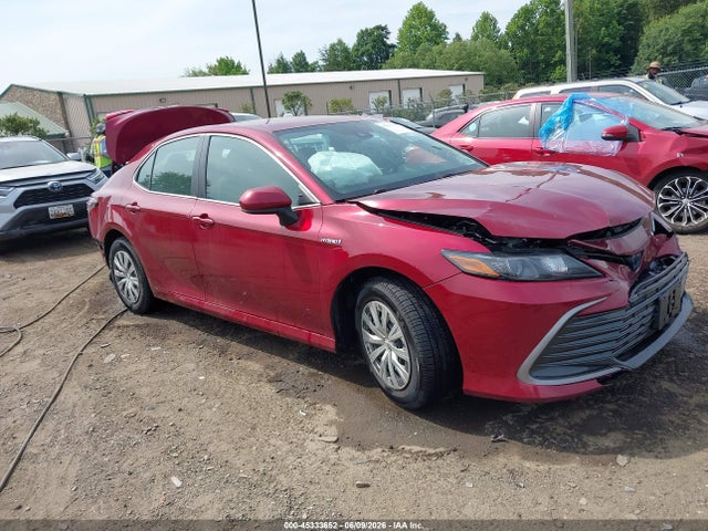 45333652 :رقم المزاد ، 4T1C31AK4MU561810 vin ، 2021 Toyota Camry Le Hybrid مزاد بيع