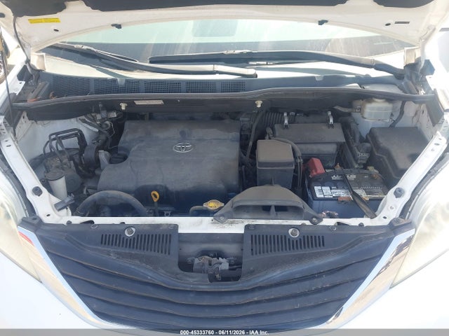 45333760 :رقم المزاد ، 5TDKK3DC4BS139945 vin ، 2011 Toyota Sienna Le V6 مزاد بيع