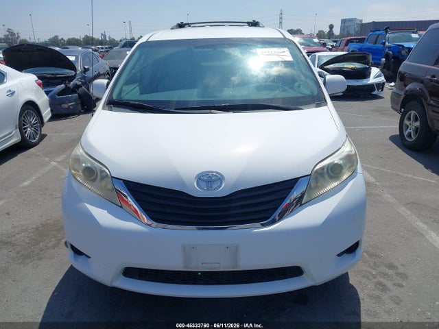 45333760 :رقم المزاد ، 5TDKK3DC4BS139945 vin ، 2011 Toyota Sienna Le V6 مزاد بيع