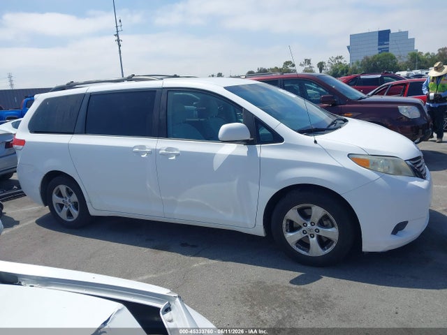 45333760 :رقم المزاد ، 5TDKK3DC4BS139945 vin ، 2011 Toyota Sienna Le V6 مزاد بيع