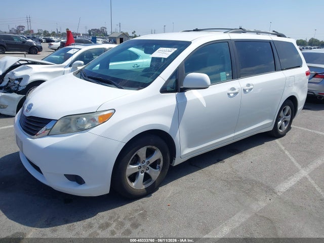 45333760 :رقم المزاد ، 5TDKK3DC4BS139945 vin ، 2011 Toyota Sienna Le V6 مزاد بيع