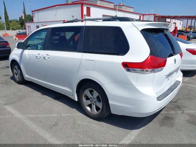 45333760 :رقم المزاد ، 5TDKK3DC4BS139945 vin ، 2011 Toyota Sienna Le V6 مزاد بيع