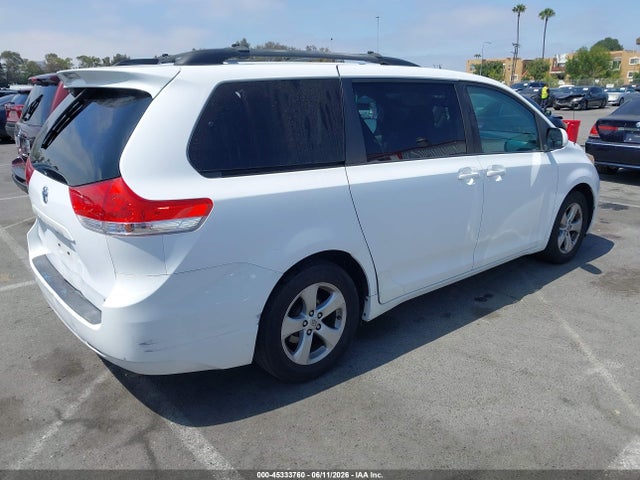45333760 :رقم المزاد ، 5TDKK3DC4BS139945 vin ، 2011 Toyota Sienna Le V6 مزاد بيع
