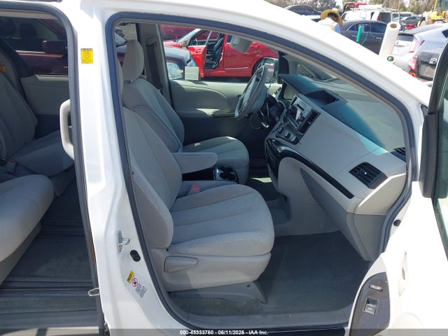 45333760 :رقم المزاد ، 5TDKK3DC4BS139945 vin ، 2011 Toyota Sienna Le V6 مزاد بيع