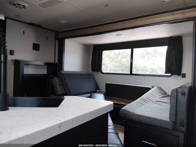 45337923 :رقم المزاد ، 4X4TCKC24NK077361 vin ، 2022 Forest River Cherokee 27ft مزاد بيع