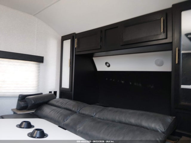 45337923 :رقم المزاد ، 4X4TCKC24NK077361 vin ، 2022 Forest River Cherokee 27ft مزاد بيع
