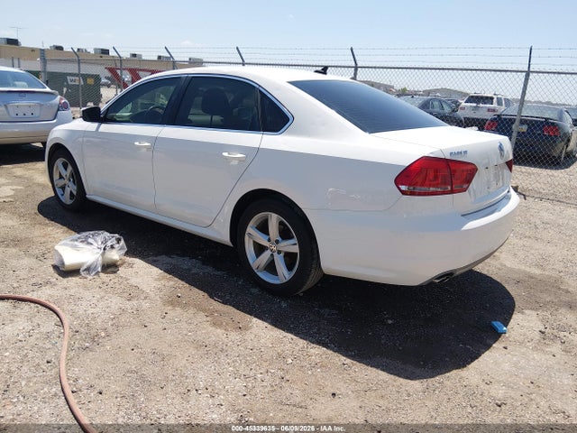 1VWBT7A3XEC112020 Volkswagen Passat 1.8t Se