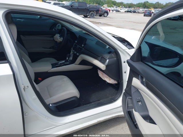 45341319 :رقم المزاد ، 1HGCV1F13JA176025 vin ، 2018 Honda Accord Lx مزاد بيع