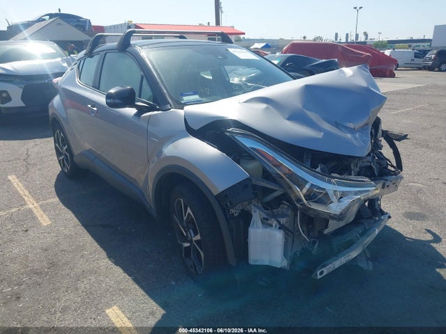 Toyota C-HR XLE 2019 JTNKHMBXXK1039397 main image