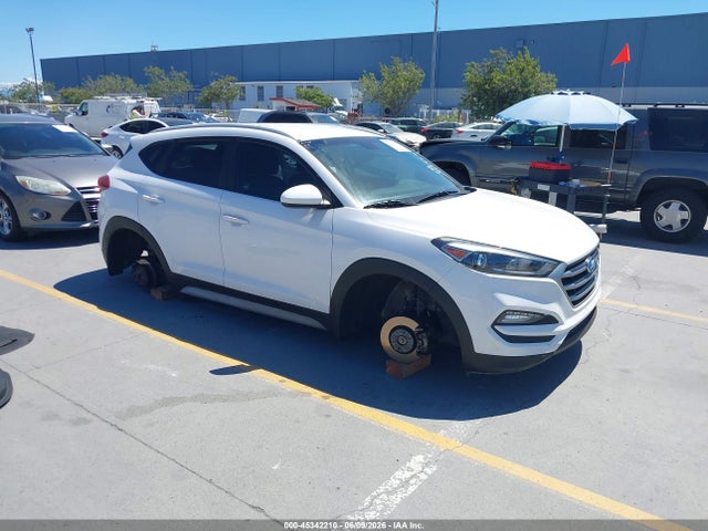 2018 KM8J33A44JU695121 main image