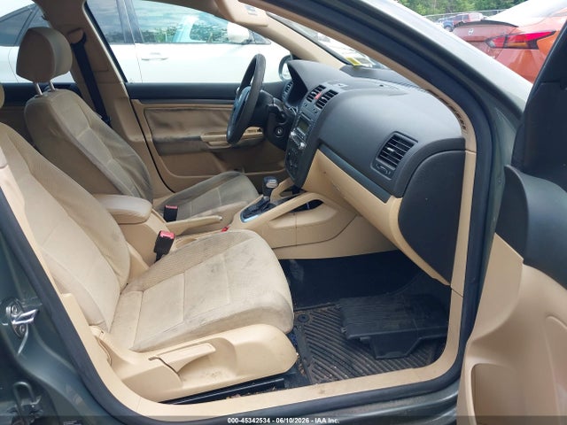 2006 Volkswagen Rabbit 4-door მანქანა იყიდება აუქციონზე, vin: WVWDR71KX6W201880, აუქციონის ნომერი: 45342534