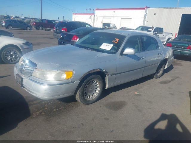 Aukcja sprzedaży 1999 Lincoln Town Car Cartier, vin: 1LNHM83W3XY641673, numer aukcji: 45343071