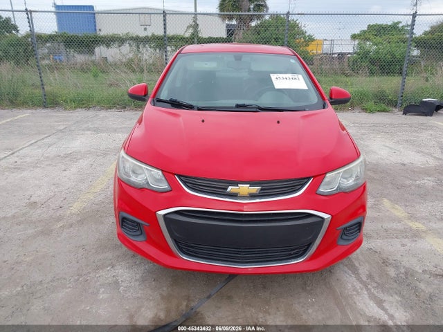 45343482 :رقم المزاد ، 1G1JF5SB4J4136357 vin ، 2018 Chevrolet Sonic Premier Auto مزاد بيع