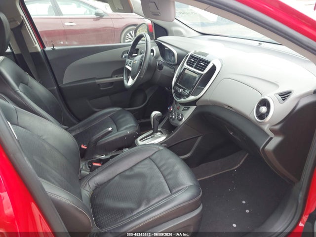 45343482 :رقم المزاد ، 1G1JF5SB4J4136357 vin ، 2018 Chevrolet Sonic Premier Auto مزاد بيع