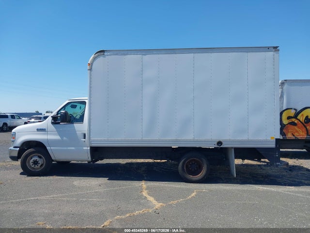 Ford E-350 Cutaway 2017 1FDWE3FS4HDC34034 Image 18