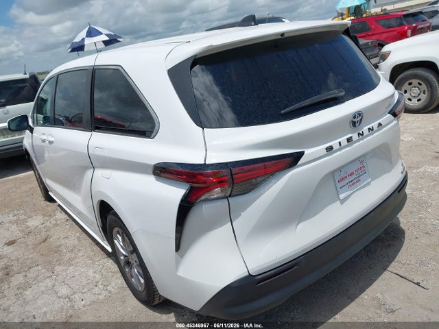 Toyota SIENNA LE 2021 5TDKRKEC2MS028723 Image 3