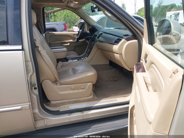 45347120 :رقم المزاد ، 1GYS4HEF3BR387354 vin ، 2011 Cadillac Escalade Esv Luxury مزاد بيع