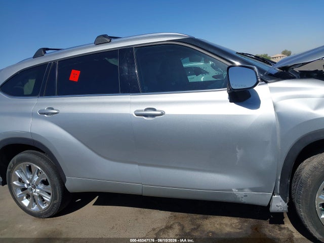 Toyota Highlander Limited 2022 5TDYZRAH1NS091205 Image 13