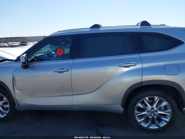 Toyota Highlander Limited 2022 5TDYZRAH1NS091205 Image 14
