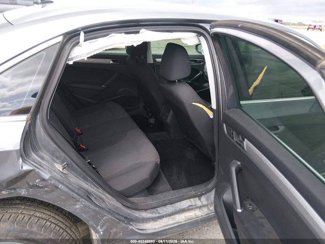 1VWAS7A3XGC054184 Volkswagen Passat 1.8t S