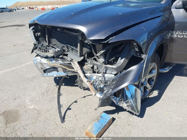 1C6RR7NM5JS352392 RAM 1500 Laramie 4x4 5&#039;7 Box