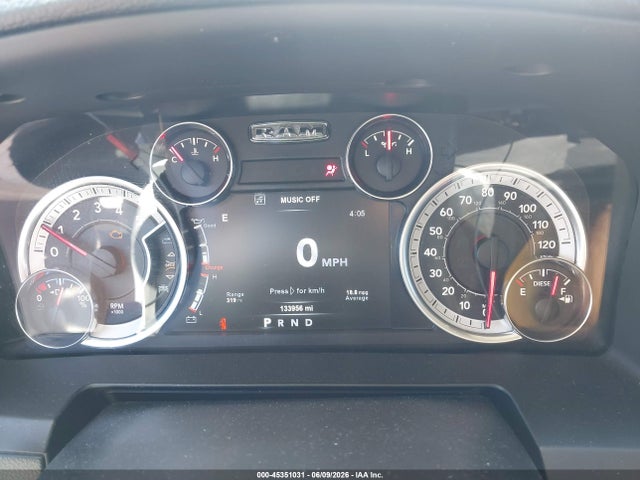 1C6RR7NM5JS352392 RAM 1500 Laramie 4x4 5&#039;7 Box