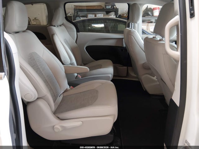 Chrysler Pacifica Hybrid Touring Plus 2017 2C4RC1H78HR797444 Image 8