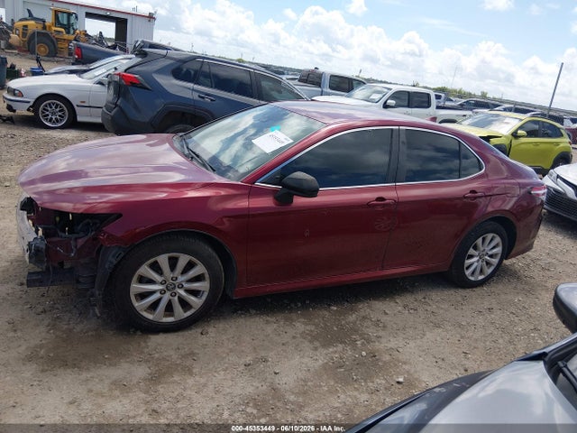 45353449 :رقم المزاد ، 4T1B11HK1KU714308 vin ، 2019 Toyota Camry Le مزاد بيع