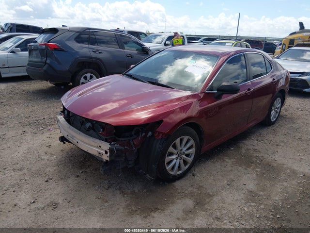45353449 :رقم المزاد ، 4T1B11HK1KU714308 vin ، 2019 Toyota Camry Le مزاد بيع