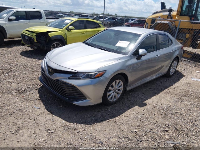 45353487 :رقم المزاد ، 4T1C11AKXLU894730 vin ، 2020 Toyota Camry Le مزاد بيع