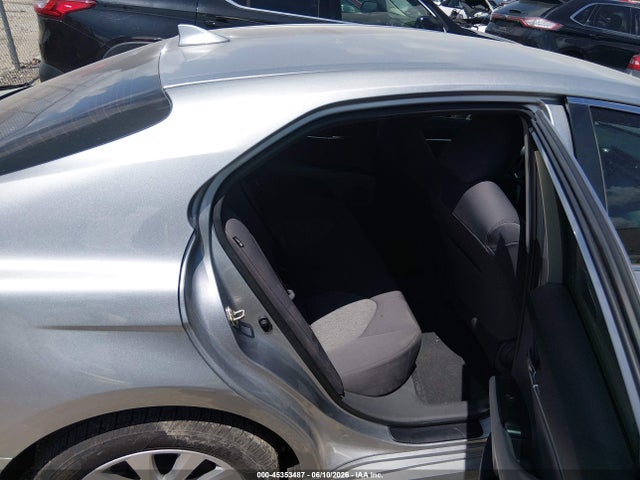 45353487 :رقم المزاد ، 4T1C11AKXLU894730 vin ، 2020 Toyota Camry Le مزاد بيع