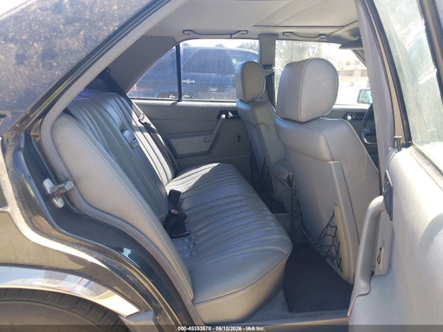 45353878 :رقم المزاد ، WDBDA29D1PG022198 vin ، 1993 Mercedes-benz 190 E 2.6 مزاد بيع