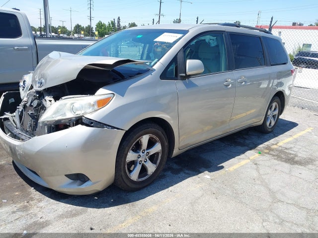 Toyota Sienna Le 8 Passenger 2017 5TDKZ3DC2HS841184 Image 2