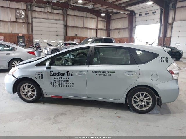 Продаж на аукціоні авто 2013 Toyota Prius V Three, vin: JTDZN3EU8D3231805, номер лоту: 45359092